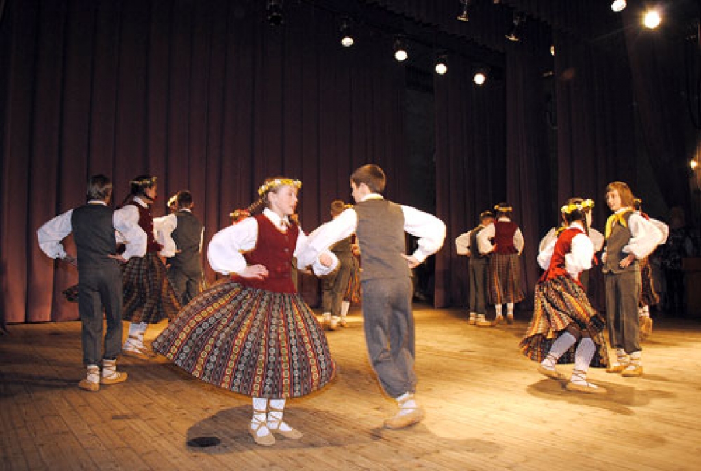 Īslīces vidusskolas deju kopas audzēkņi skatē atzīti par vieniem no labākajiem.