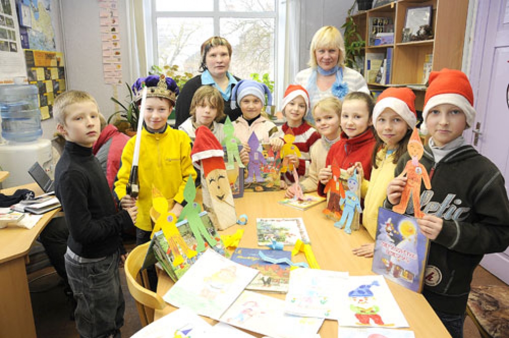 Skaistkalnes sākumskolas 2. klases skolēnu iztēle, stāstot par rūķiem, bija pārsteidzoša. Ar bērniem kopā audzinātāja Ērika Sļipecka (no kreisās) un bibliotēkas vadītāja Daiga Jakuška.