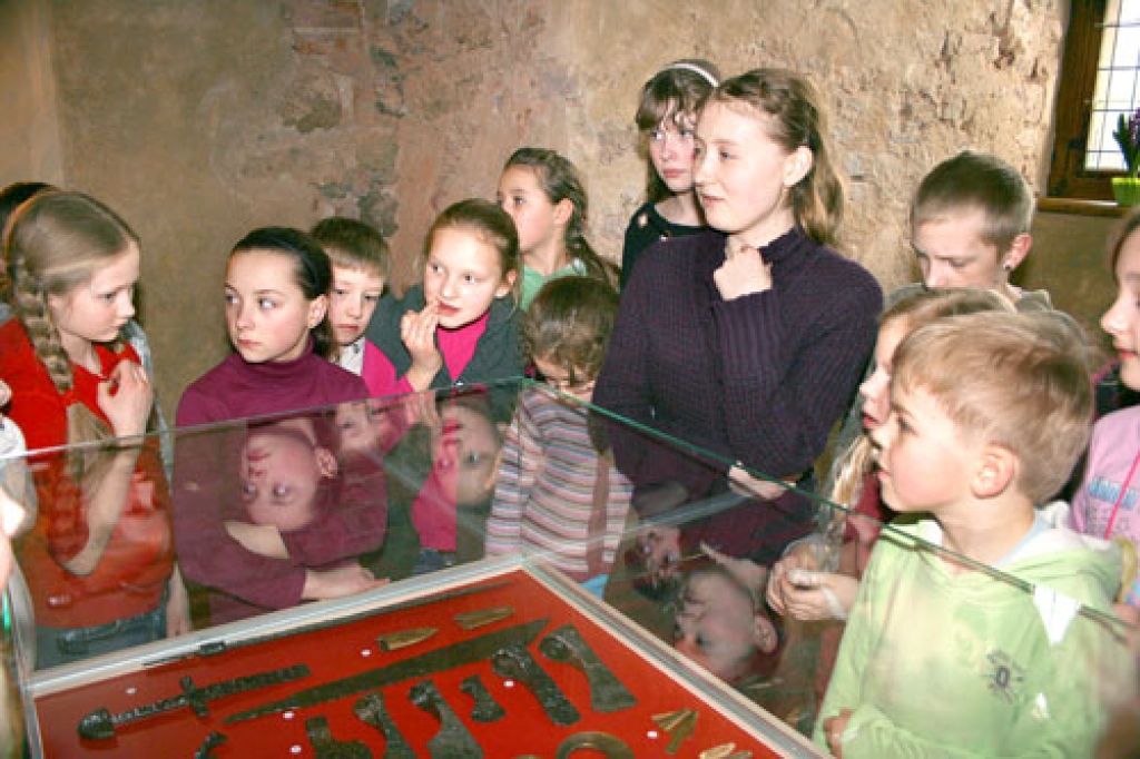 Ekskursiju Bauskas pilī  «Bērnu žūrijas» dalībniekiem vadīja muzeja pedagoģe Ilona Taure.