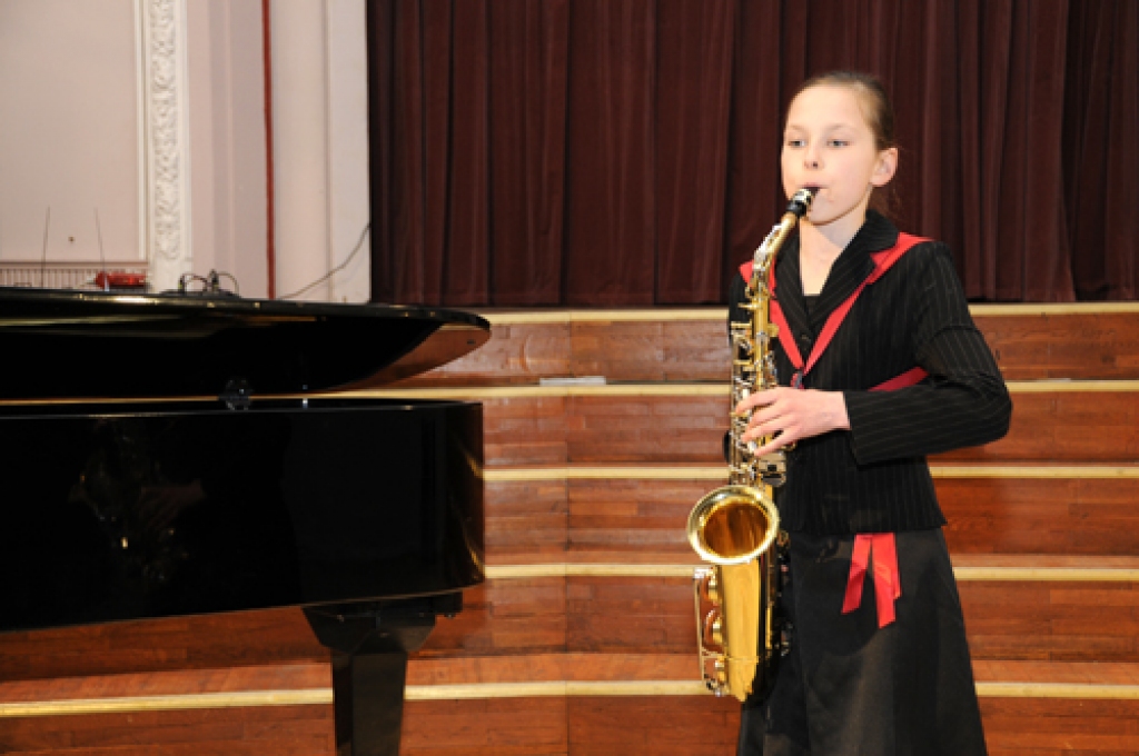 Spēlē pedagoga Jura Krūmmaļa pirmās saksofona klases audzēkne Jolanta Tarvida.
Autors: Ivars Bogdanovs