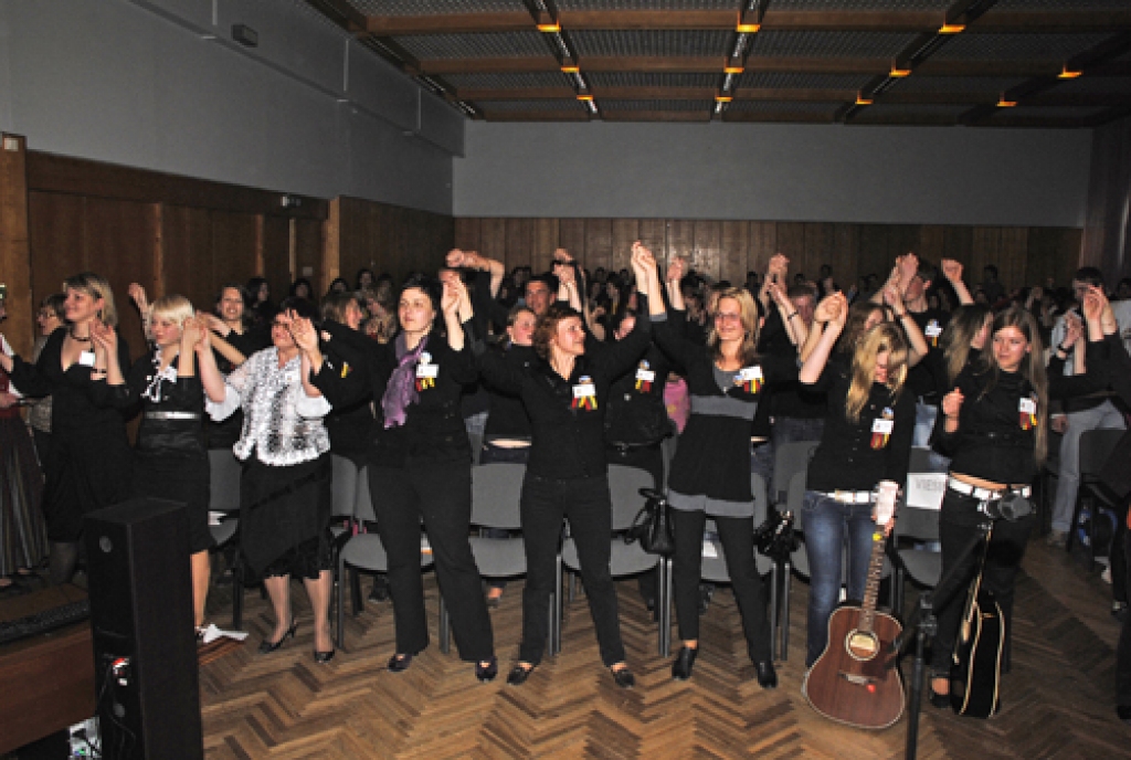 Tikšanās šogad veltīta Baltijas valstu neatkarības 20. gadskārtai, tāpēc tā sākumā un noslēgumā tika dziedāta dziesma «Mostas jau Baltija», kura 90. gadu sākumā kļuva par visu Baltijas valstu neoficiālo himnu.
Autors: Juris Iļņickis