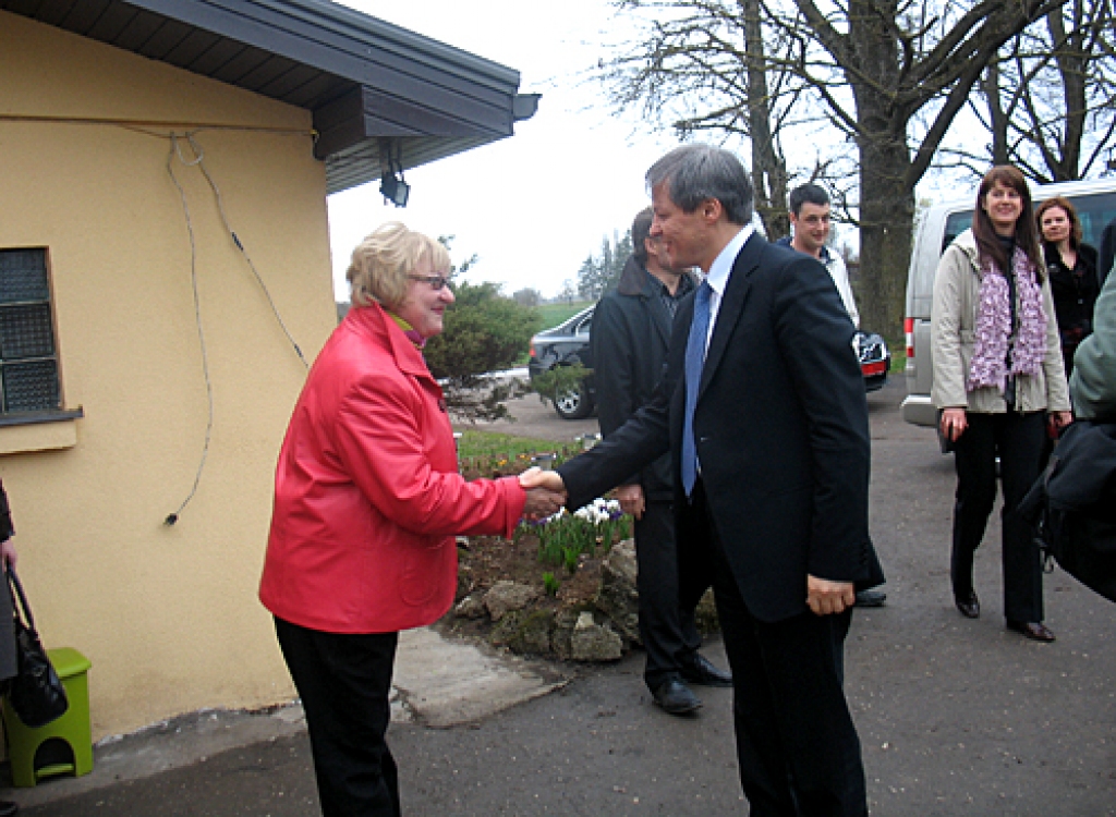 «Kaigaru» saimniece Ingrīda Purmale sagaida Eiropas Savienības lauksaimniecības un lauku attīstības komisāru Dačanu Čološu.
Autors: Mārīte Ozoliņa