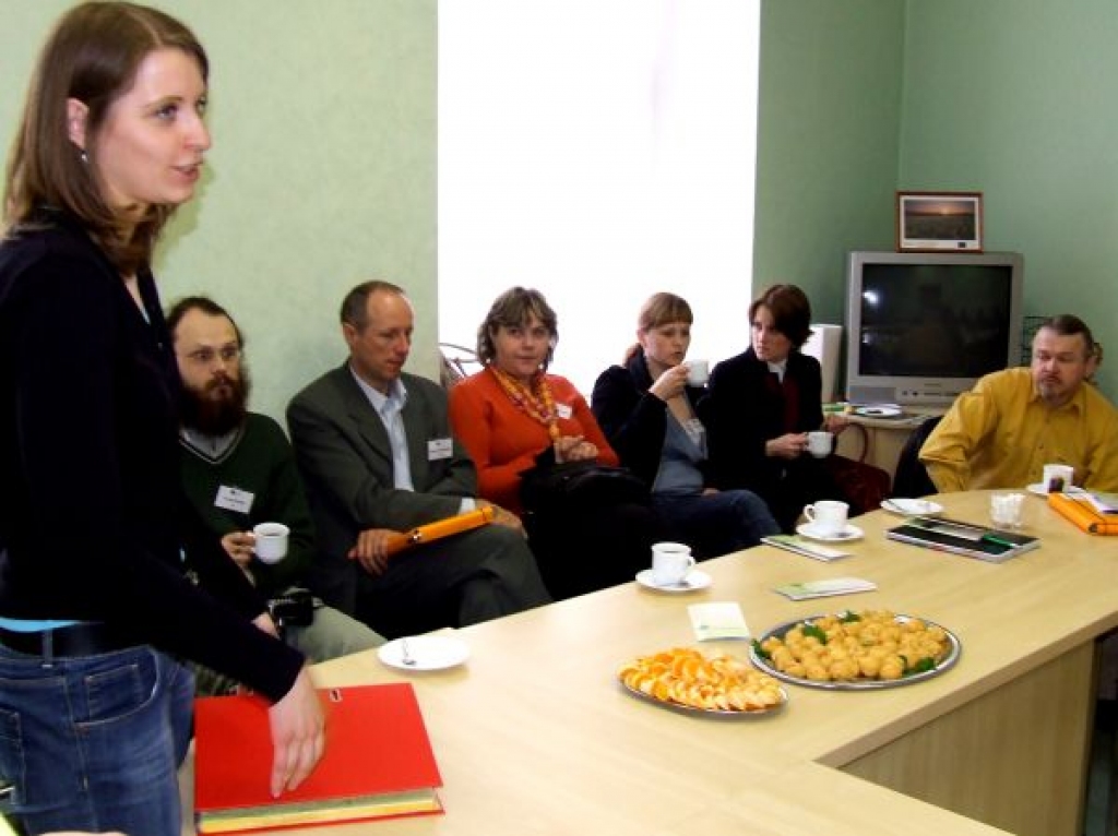 Par sieviešu kluba «Liepas» aktivitātēm viesiem pastāstīja Agnese Hauka (no kreisās).
Autors: iecava.lv