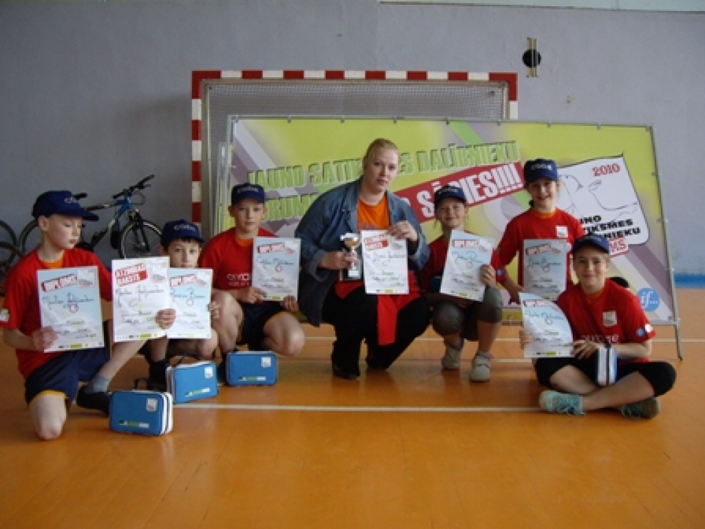 Codes pamatskolas pusaudži izrādījās veiklākie un zinošākie jauno satiksmes dalībnieku sacensībās Bauskā 28. aprīlī.