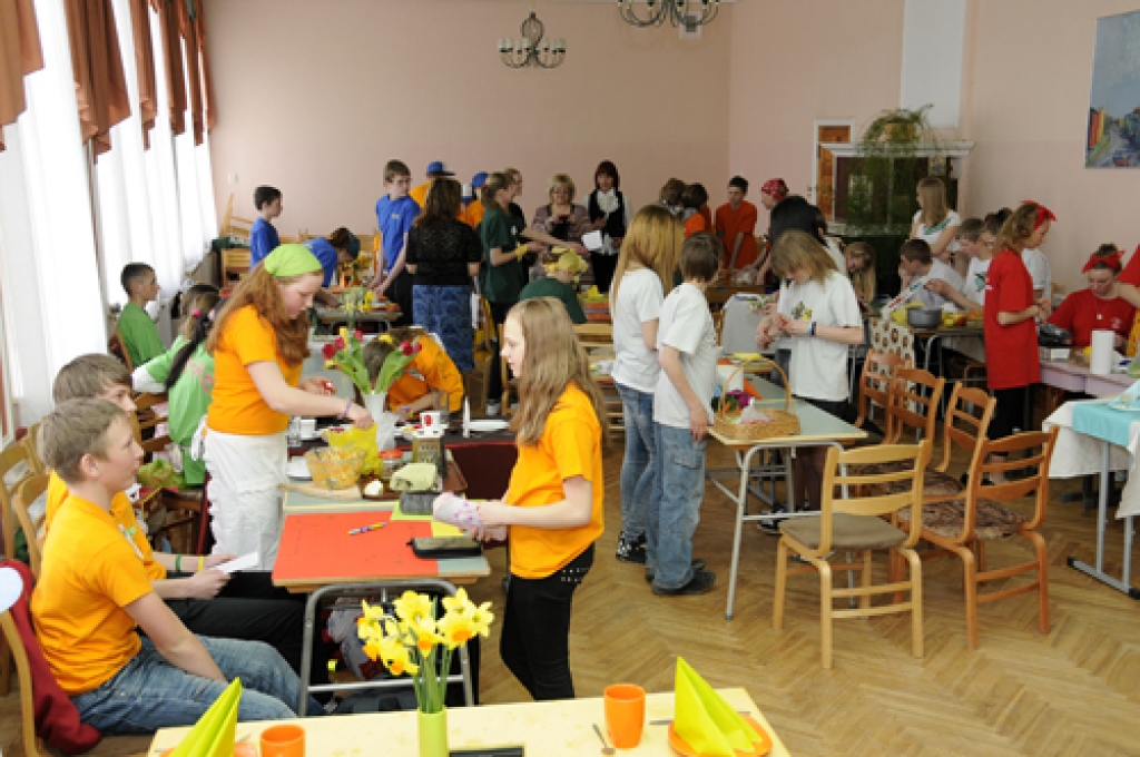 Klājot galdu Mātes dienas brokastīm, gatavojot salātus, iesakot veselīgāko dārzeni, izpildot testu, – tā zināšanām un prasmēm mērojās desmit mācību iestāžu 7. klašu skolēnu komandas. 
Autors: Ivars Bogdanovs