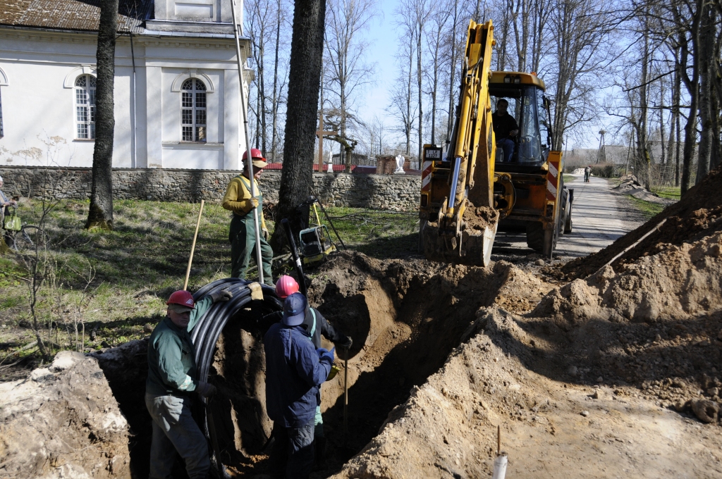 Kurmenes muižas parkā ūdensvada un kanalizācijas caurules liek meistari no Rīgas firmas «AB-Rent». 
Autors: Ivars Bogdanovs