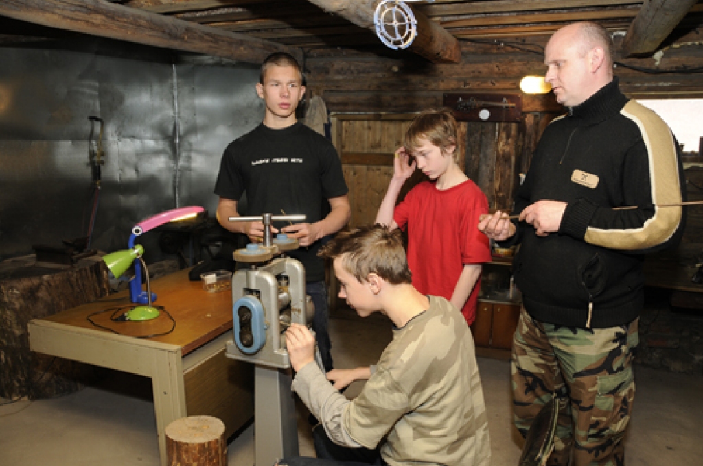 Arheoloģisko rotu meistara Uģa Dravas kalēja darbnīcā gredzenu izgatavošanu mācās Raitis Ģibuzis (priekšplānā), kā arī Māris Briņķis (no kreisās)  un Kristaps Salgrāvis. 
Autors: Ivars Bogdanovs