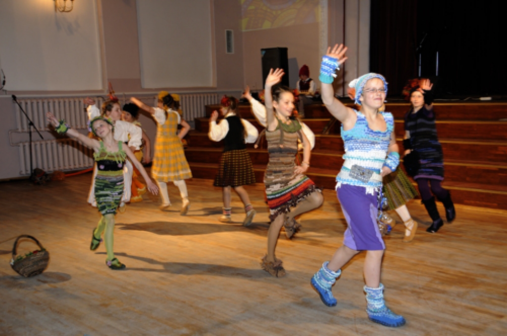 Dartijas sākumskolas komanda uzvarēja Zemgales reģiona skolēnu ekoloģiskās modes skatē «Tērpies zaļāk!».
Autors: Ivars Bogdanovs