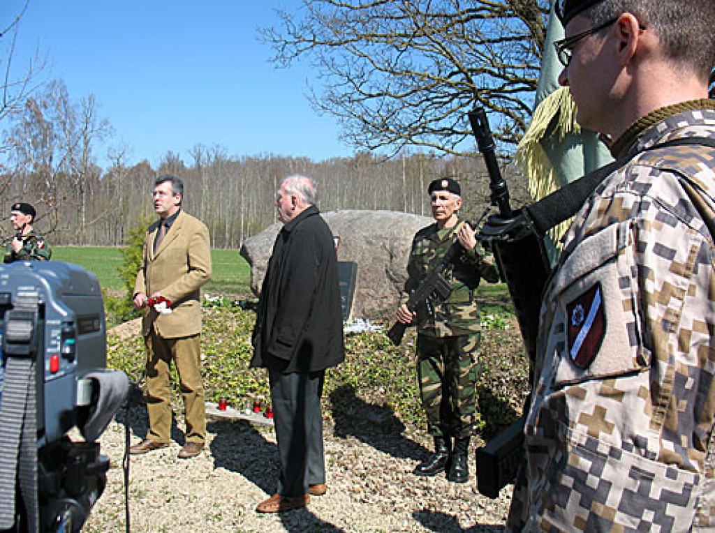 Ģenerāļa Krišjāņa Berķa atceres pasākumā viņa dzīves gaitas izklāstīja vēsturnieks Raitis Ābelnieks (centrā no kreisās).
Autors: Vilnis Auzāns