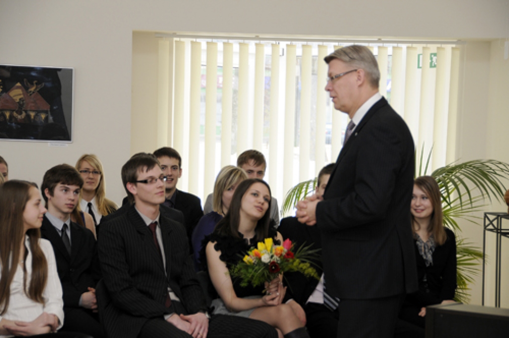 Vizītes laikā Bauskā V. Zatlers tikās ar novada vidusskolēniem. Aktīvākos diskusijas dalībniekus viņš uzaicināja apmeklēt Rīgas pili. 
Autors: Ivars Bogdanovs