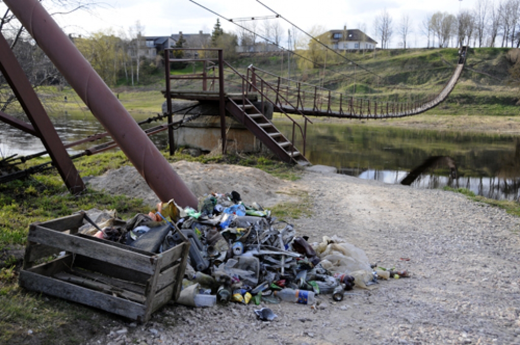 Sestdien savāktie atkritumi tika glīti sabērti un salikti baltajos maisos. Svētdien jau kāds maisus bija piesavinājies, bet mēslus turpat izbēris.
Autors: Ivars Bogdanovs