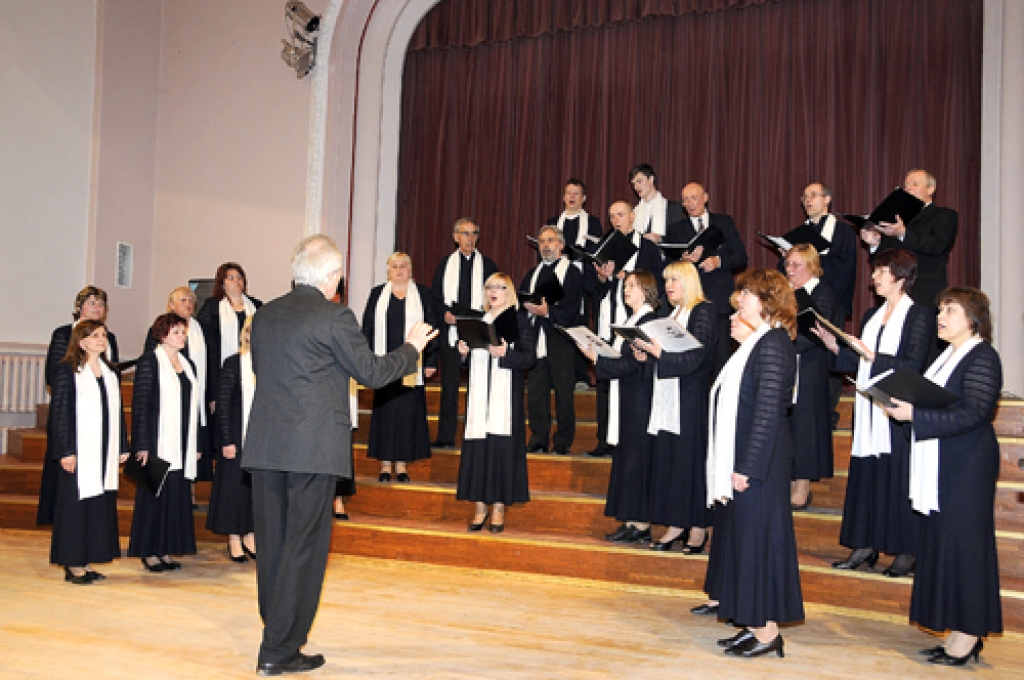 Codes pagasta jauktā kora «Mēmele» dziedātāji diriģenta Eināra Redberga vadībā skatē atskaņoja Vinsa Klārka populāro melodiju «Only You».
Autors: Ivars Bogdanovs