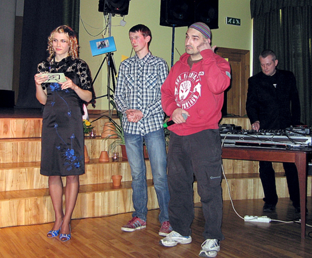 Kino ir komandas darbs, sacīja festivāla labākās īsfilmas režisors Dmitrijs Šcegoļevs (no labās), uz sarunu ar vakara vadītāju Laini Bahu (no kreisās) un žūriju publikas priekšā iznācis kopā ar savu operatoru Artūru Šlosbergu (vidū).
Autors: Antra Ērgle