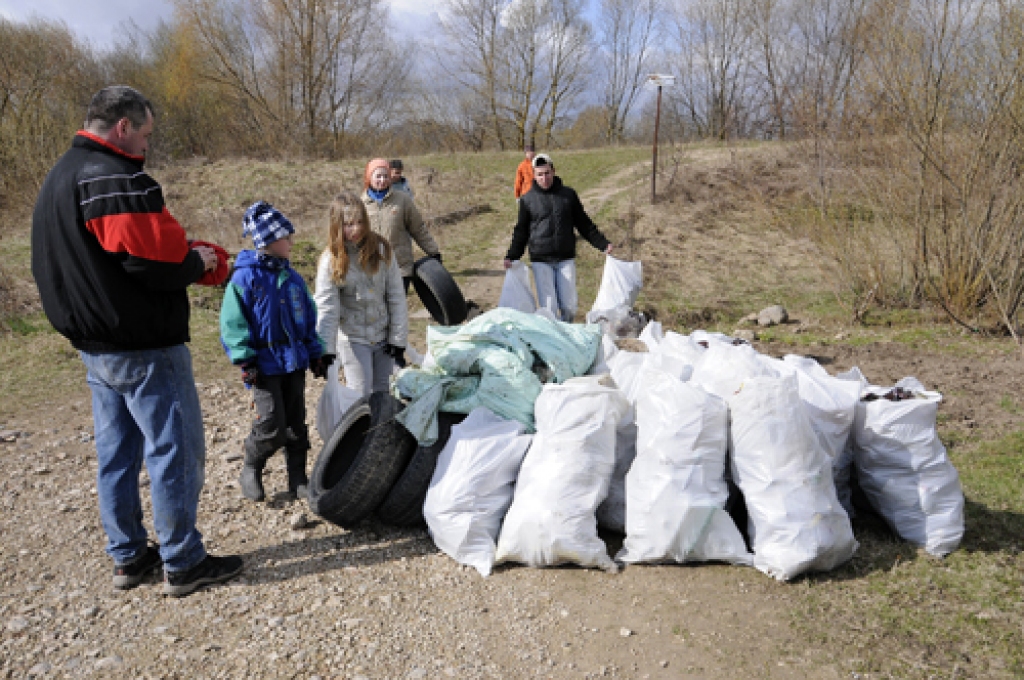 Rundālē talciniekiem sarūpēti ap 500 balto maisu. Drīz vien atklājas, drazu ir daudz vairāk, tāpēc maisi jāgādā vēl.
Autors: Ivars Bogdanovs