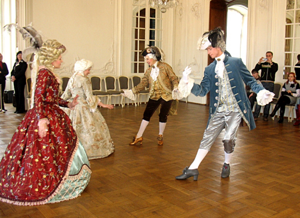 Pils apmeklētājiem ir iespēja vērot aizraujošu dejas uzvedumu «Galantā gadsimta šarms». To sagatavojuši individuālā uzņēmuma «Eleana» darbinieki. 
Autors: Vilnis Auzāns