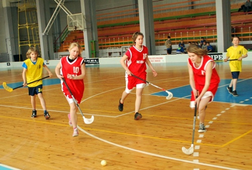 Florbola sacensībās pirmo reizi debitē meiteņu komanda. Šoreiz – no Misas vidusskolas. 
Autors: Uldis Varnevičs