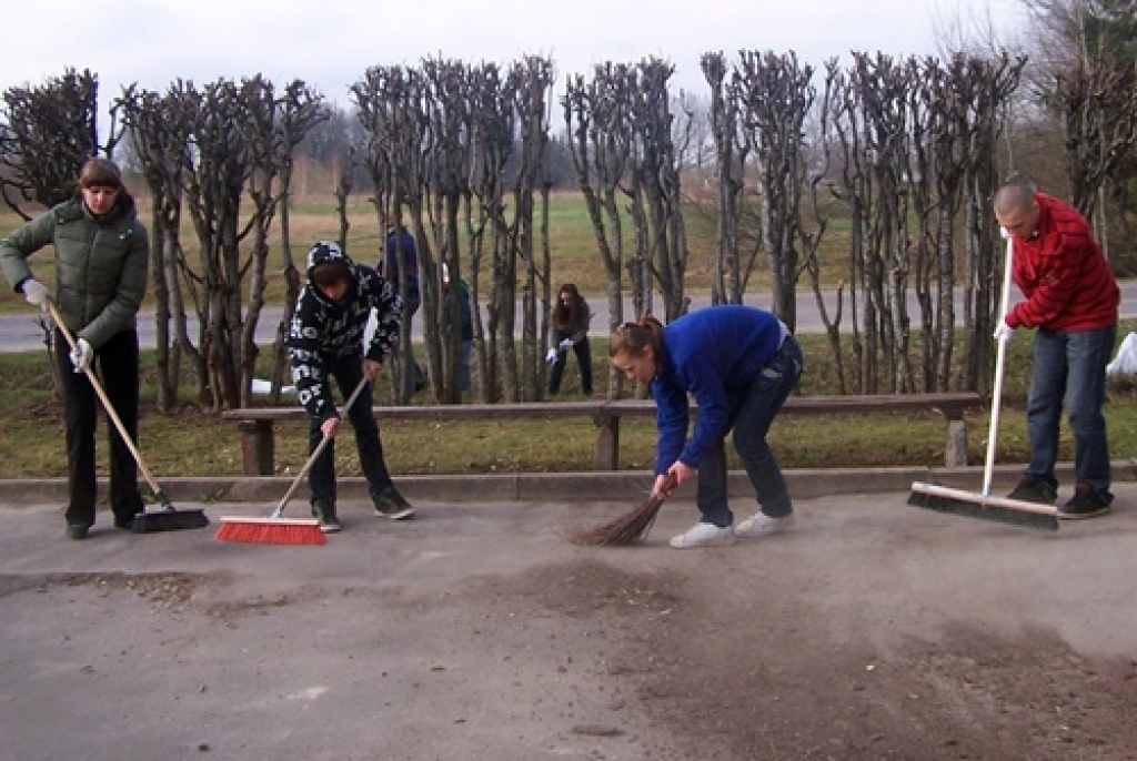 Par skolas pagalmu rūpējās 9. klases skolēni.
Autors: Astrīda Celmiņa