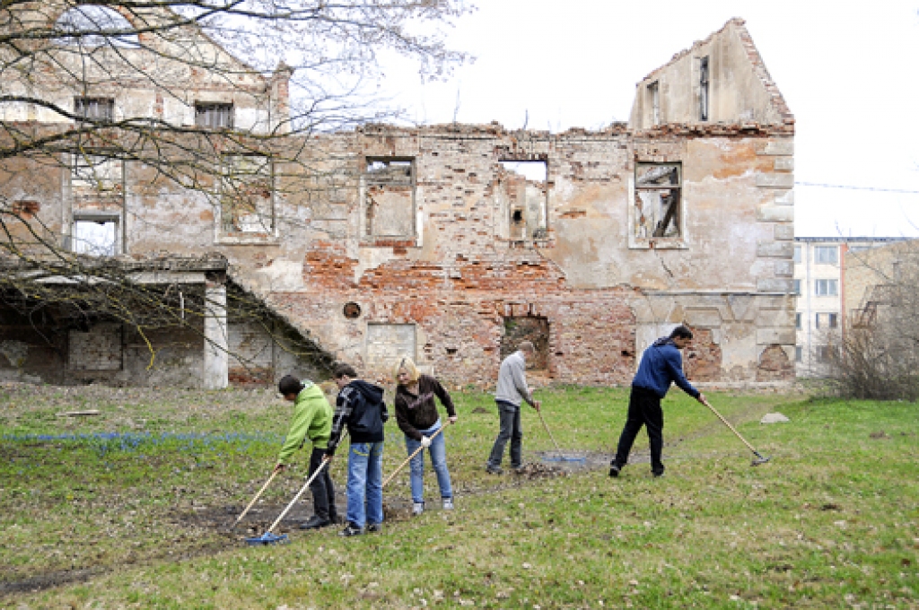Garozas muižas parku regulāri sakopj vietējās skolas audzēkņi. Šopavasar te strādājuši arī pagasta norīkoti «simtlatnieki».
Autors: Ivars Bogdanovs