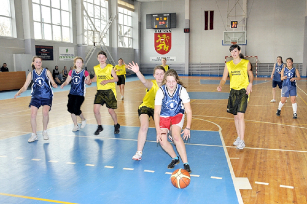 Bauskas 1. vidusskolas basketbola komandas meitenes (zilos tērpos) laužas uz grozu, lai samazinātu rezultāta starpību. 
Autors: Ivars Bogdanovs