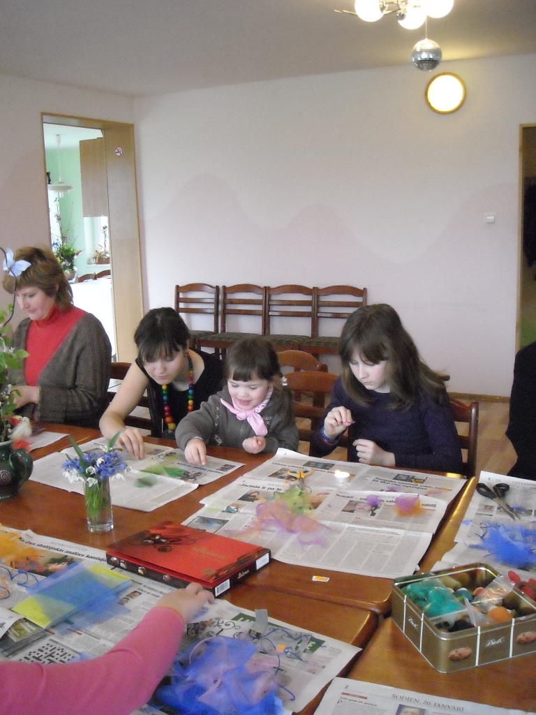 Mācību firmas īpašniece Agnese (no kreisās) palīdzēja Tīnai un Annijai darināt piespraudes, dekoratīvus pušķus cepurei un matu gumijām.
Autors: No albuma.