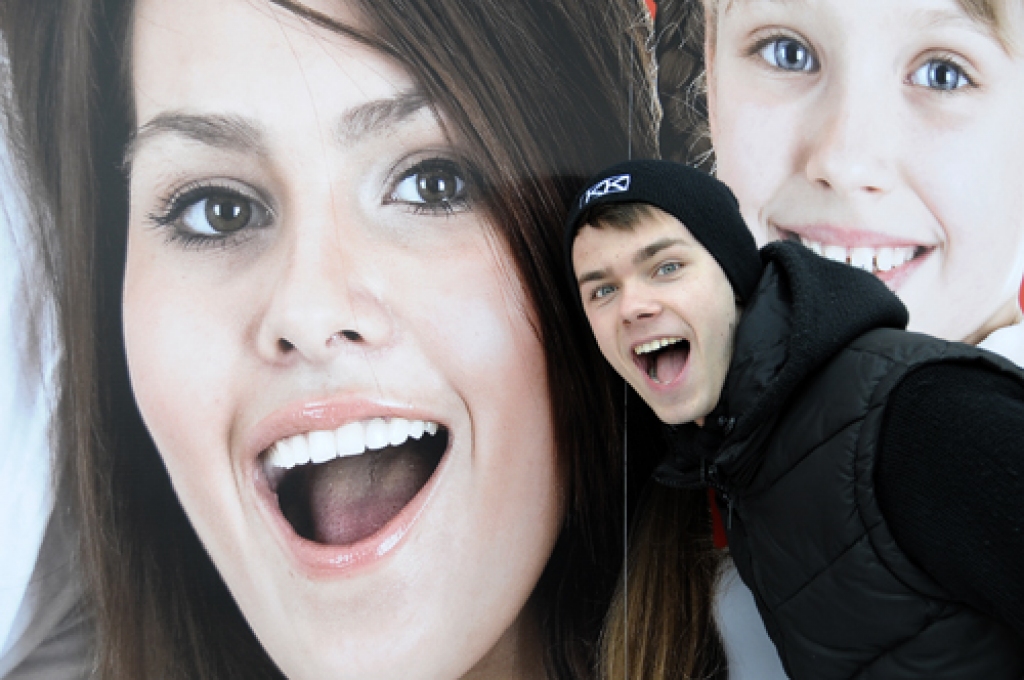 Bauskas 1. vidusskolas 12. klases audzēknim Pēterim Upelniekam šī būs ļoti saspringta vasara. Ir jābeidz vidusskola, vienlaikus arī jāgatavojas starptautiskajam konkursam «Jaunais vilnis».  
Autors: Ivars Bogdanovs