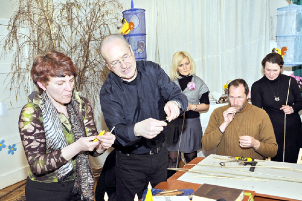 Pievienot skaņu gribētos šai fotogrāfijai. Etnomūziķa Valda Muktupāvela skolotas, gandrīz 40 stabulētāju bērnudārza «Mārpuķīte» sienām lika trūkties.
Autors: Ivars Bogdanovs