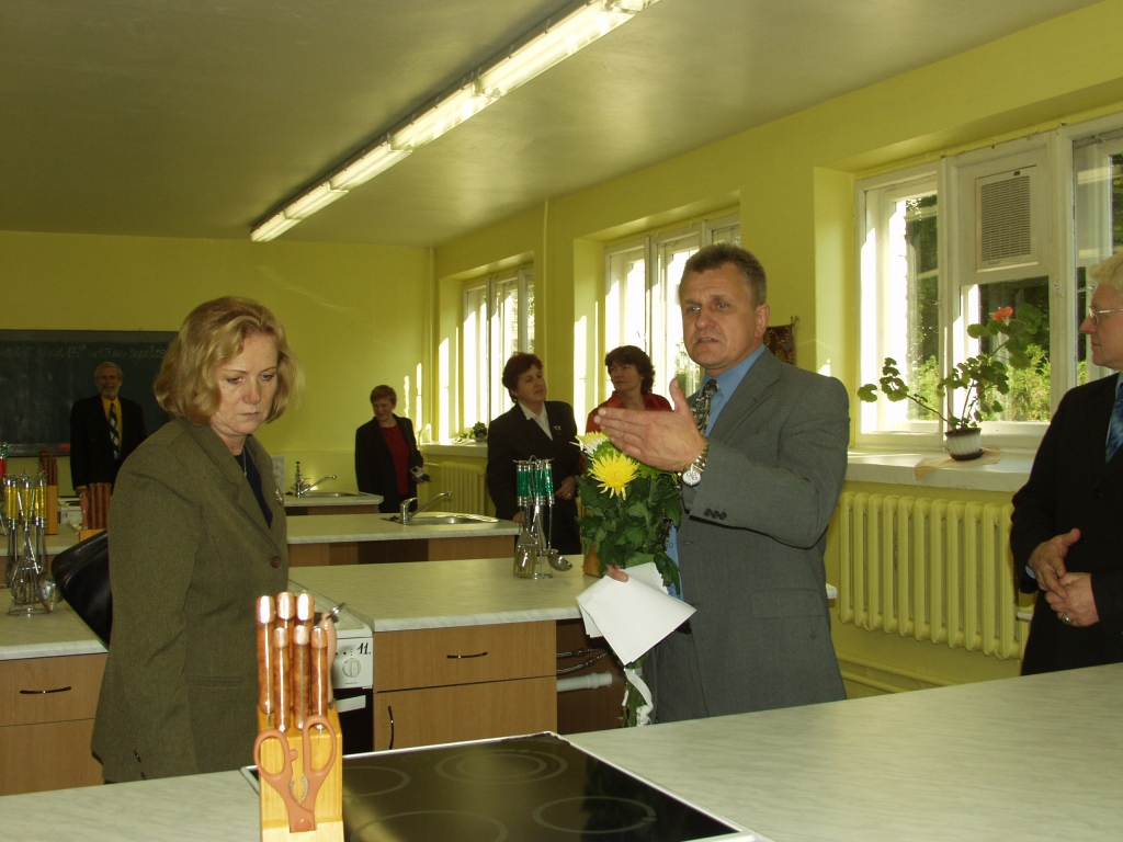 Saulaines profesionālās vidusskolas direktors Jānis Beķeris skaidro, ka iestādes attīstības stratēģija tapusi ilgā un saspringtā darbā.
Autors: No «Bauskas Dzīves» arhīva.