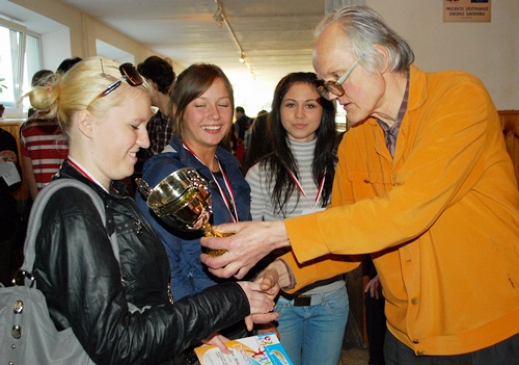 Sacensību galvenais tiesnesis Māris Bergs pasniedz uzvarētāju kausu Bauskas 1. vidusskolas meiteņu komandai. 
Autors: Uldis Varnevičs