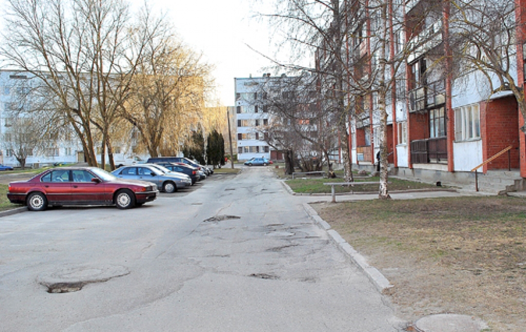 Salātu ielas 16/2 mājas dažām ķieģeļu konstrukcijām pie pagrabu logiem būtu nepieciešams tūlītējs remonts. 
Autors: Uldis Varnevičs