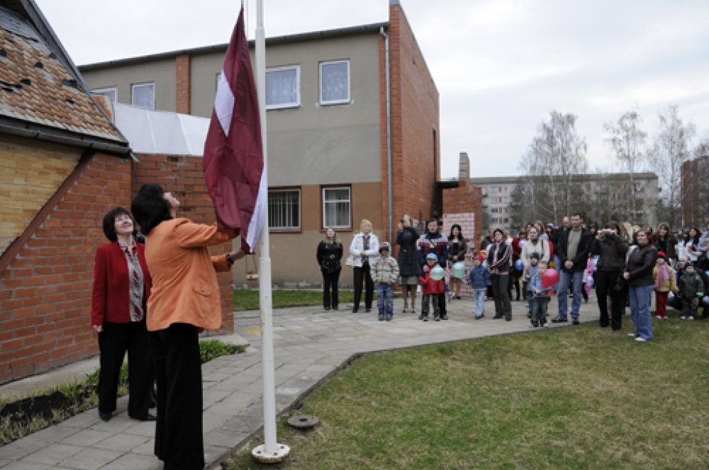 Atbilstīgi likumam pie pirmsskolas izglītības iestādēm jābūt valsts karogam. Mastā to paceļ bērnudārza vadītāja Ilga Ķiģele. 
Autors: Ivars Bogdanovs