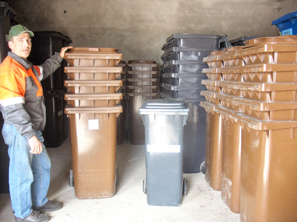 SIA «Vides serviss» strādnieks Raimonds Bergs 16. aprīlī uzņēmumā atveda pirmos 35 brūnos konteinerus, jau šodien, 19. aprīlī, klienti var sazināties ar uzņēmumu un vienoties par to uzstādīšanu.
Autors: Vilnis Auzāns