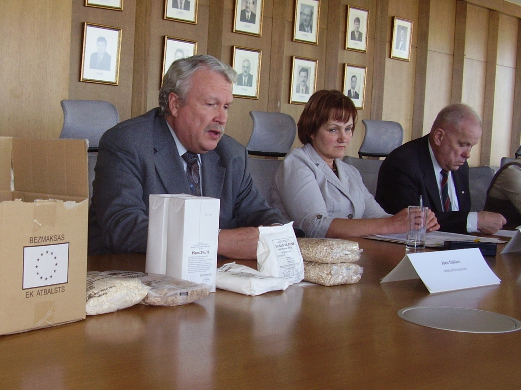 Zemkopības ministrs Jānis Dūklavs uzsver, ka bezatbildīgus solījumus nedos un vairāk pārtikas paku, kā šim gadam paredzēts, nebūs. 
Autors: Inga Muižniece