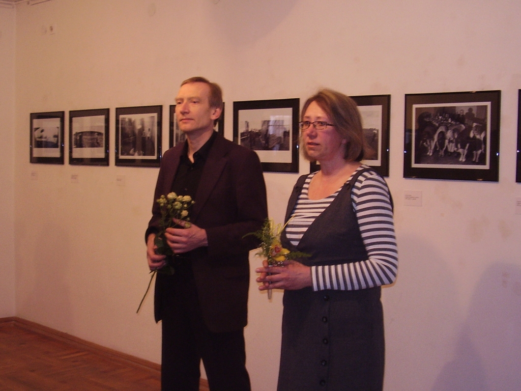 Laikraksta «Talsu Vēstis» fotokorespondenta Daiņa Kārkluvalka izstādi atklāj Latvijas Fotogrāfijas muzeja direktore Maira Dudareva.
Autors: Inga Muižniece