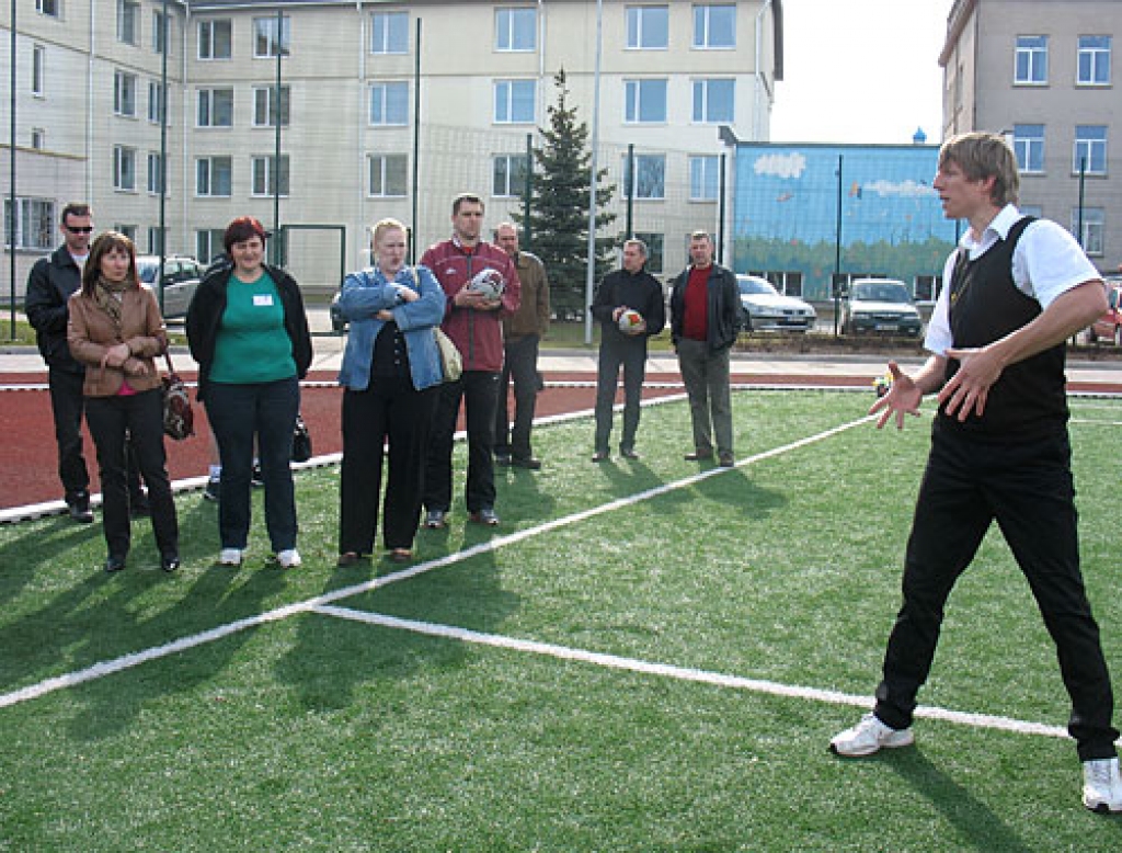 Regbija spēles pamatus pedagogiem atklāj Regbija attīstības asociācijas treneris Arvis Pilenieks.
Autors: Vilnis Auzāns