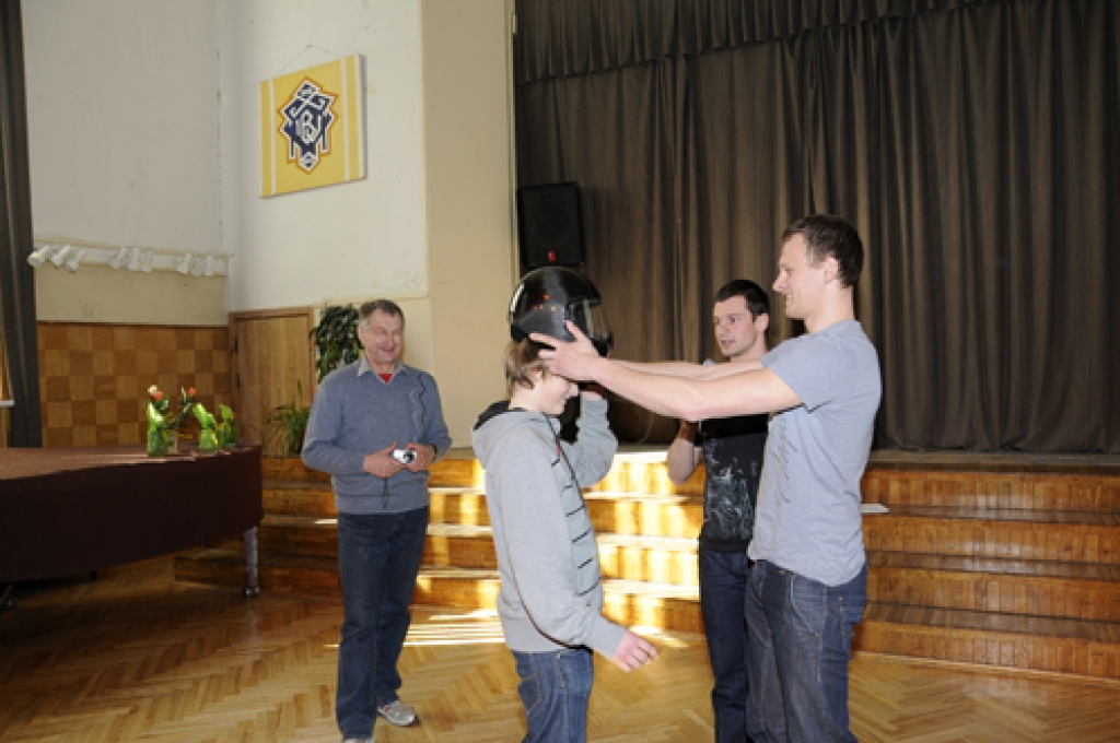 Bauskas 1. vidusskolas 6. a klases audzēknim Valdim Vāveram skeletonista ķiveri pielaiko Tomass Dukurs.
Autors: Ivars Bogdanovs