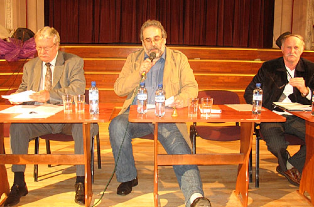 Diskusiju vada uzņēmējs Gūrijs Bulle (centrā).  Partiju «Saskaņas centrs» pārstāv Jelgavas pilsētas domes deputāts Valentīns Grigorjevs (no labās), savukārt Jānis Dūklavs vairākkārt uzsver, ka viņš pauž savu, ne «Latvijas zemnieku savienības» viedokli. 
Autors: Vilnis Auzāns