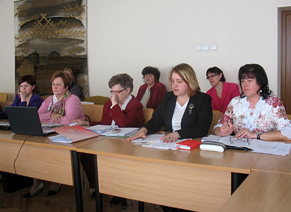 Komitejas sēdē deputātus ar savu iestāžu nolikumiem iepazīstina bērnudārza «Zīlīte» vadītāja Ilga Ķiģele (no labās)  un bērnudārza «Pasaulīte» vadītāja Daina Kadiševska. 
Autors: Vilnis Auzāns