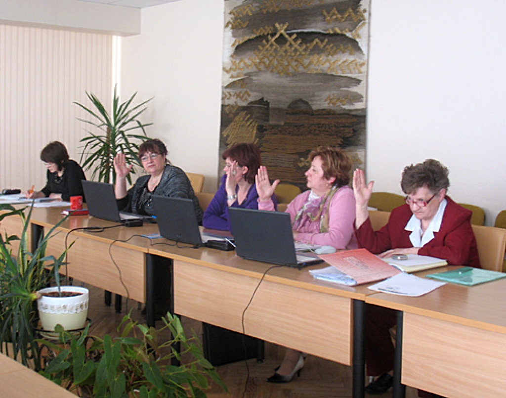 Bauskas novada domes izglītības, sporta un kultūras lietu komitejas sēdē deputāti Ārija Gaile (no labās), Vera Grigorjeva, Inese Dombrovska un Rudīte Čakāne balso par reorganizāciju, kuras rezultātā septembrī tiks pārtraukta skolēnu izglītošana Bērzos. 
Autors: Vilnis Auzāns