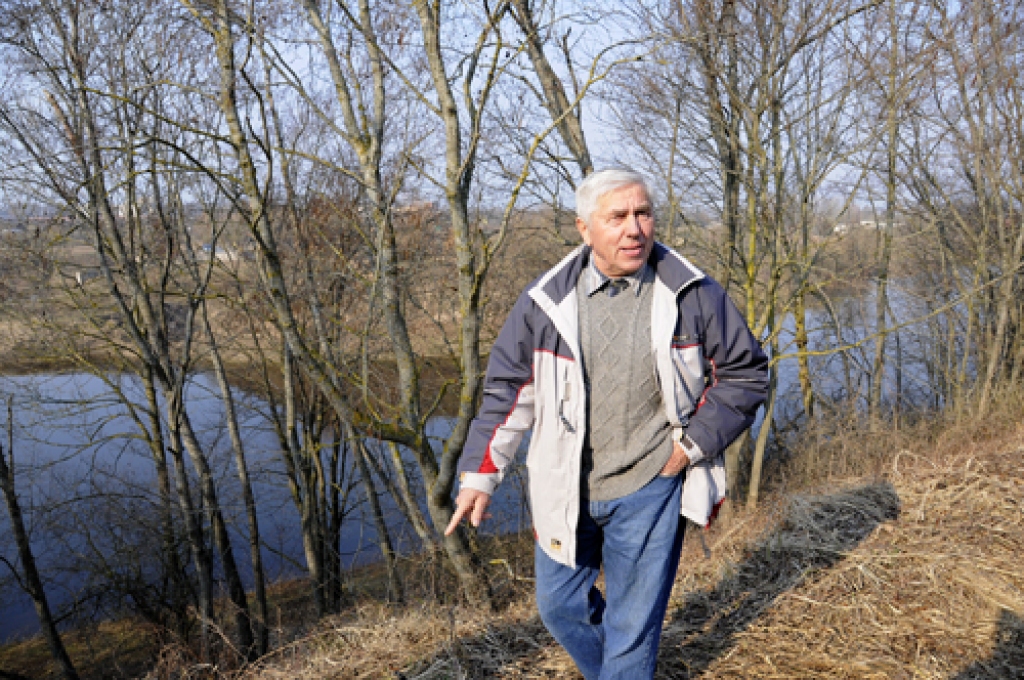 Zemes īpašnieks Vitauts Dzenis uzskata, ka pieslēgums pie tilta pār Mūsu iespējamās hidroelektrostacijas vietā prasīs ievērojamas izmaiņas Ceraukstes pagasta krasta pusē.
Autors: Ivars Bogdanovs