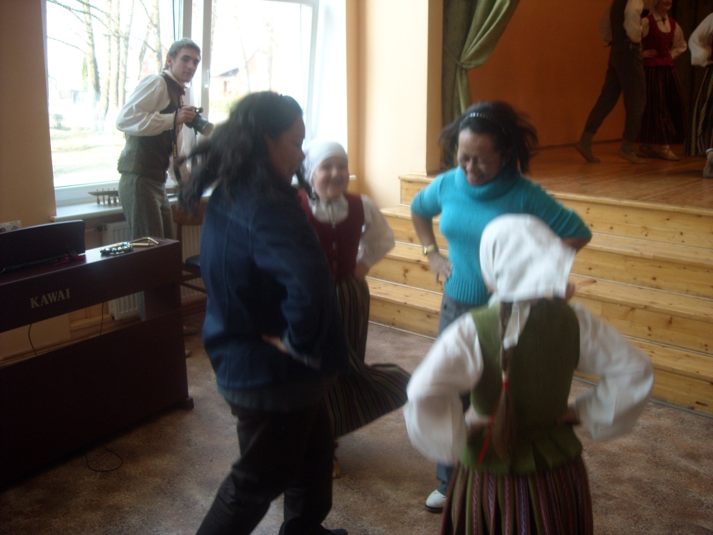 Taizemieši labprāt laidās latviskos dančos kopā ar bērnu folkloras kopu «Tarkšķi».
Autors: Edgars Šmits