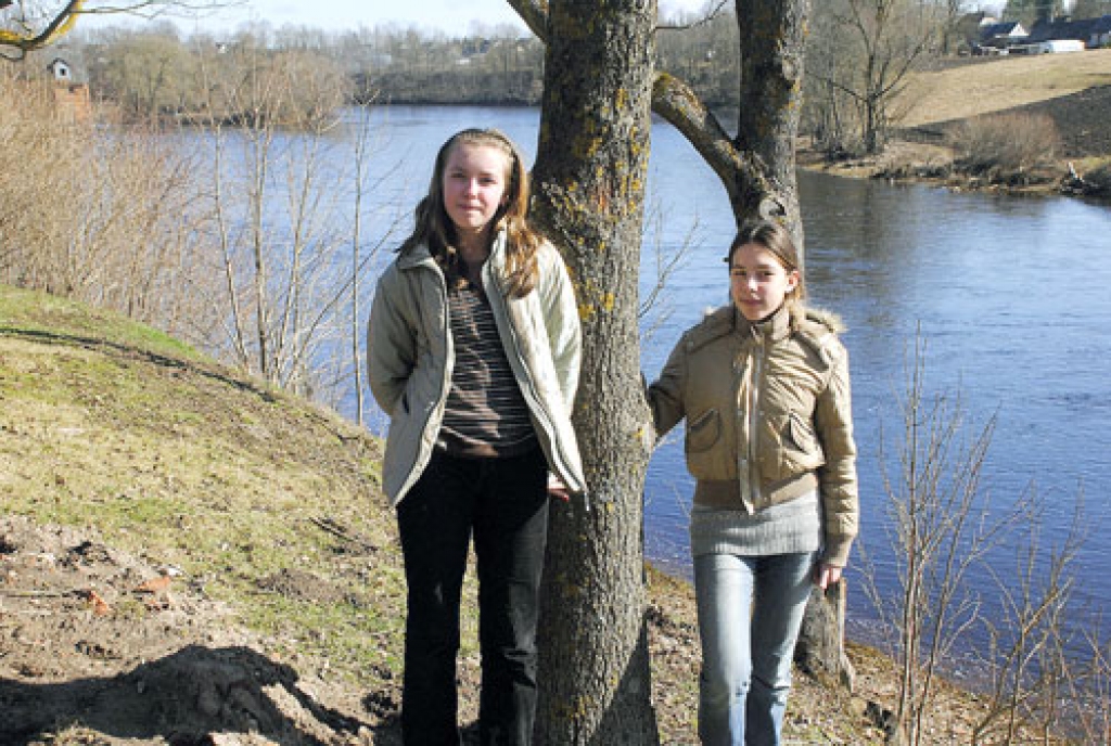 Skaistkalnes meiteņu Kitijas Mikalauckas un Katrīnas Siliņas esejas pārliecinoši ieguva pirmās vietas Iecavas un Vecumnieku novada septītklasnieku konkurencē.
Autors: Ivars Bogdanovs