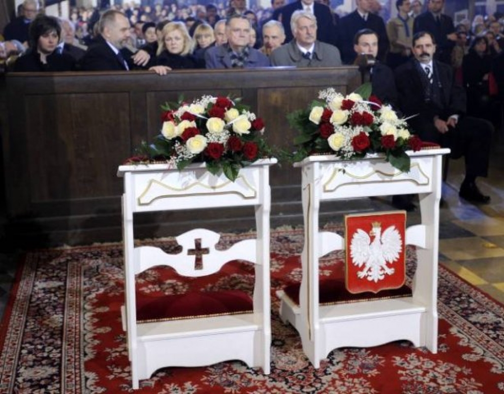 Svētā mise veltīta bojā gājušajam Polijas prezidentam Leham Kučinskim un viņa kundzei Marijai Varšavas katedrālē.
Autors: ALIK KEPLICZ AP
