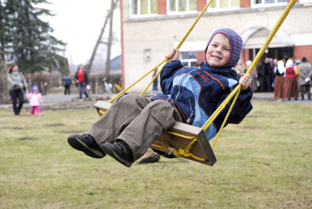 Šūpoles pirmais izmēģināja Kevins, kurš bija ieradies ciemos pie vecmāmiņas Zinas Īzakas.
Autors: Juris Iļņickis