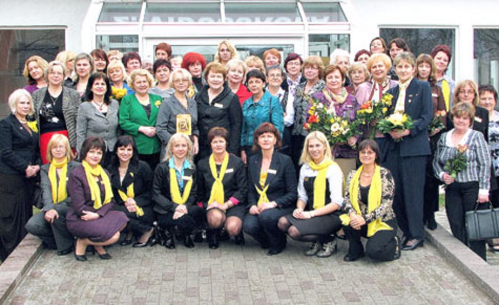 Latvijas zontas konferencē Bauskā 10. aprīlī. Pirmajā rindā – jubilāres, baušķenieces. Kopā ar viņām arī 21. apgabala gubernatore Ausma Pāvulāns (otrajā rindā no labās), 6. apgabala direktore Baiba Rivža un Bauskas daudzfunkcionālā izglītības centra un 2. vidusskolas direktore Vera Grigorjeva.
Autors: no Bauskas Zonta kluba arhīva