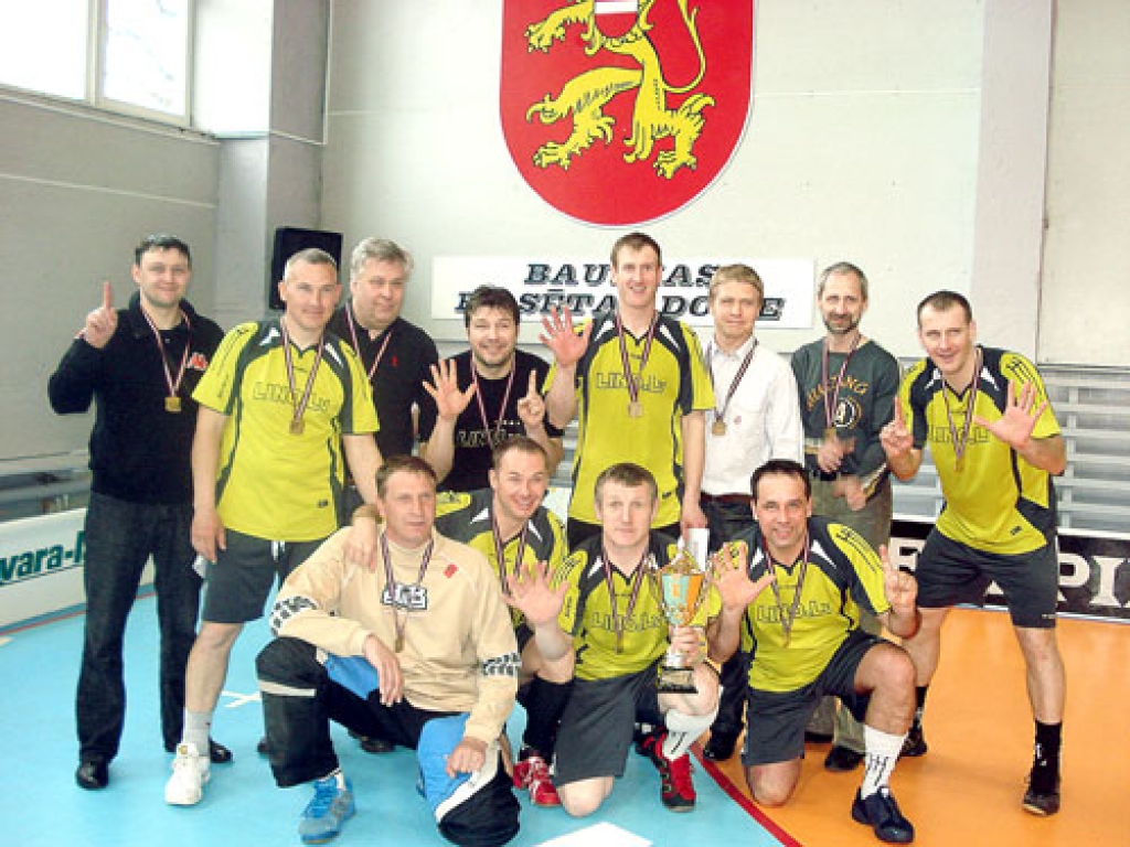 Latvijas veterānu sestā čempionāta zelta medaļas ieguva komanda «Lino.lv».
Autors: no albuma