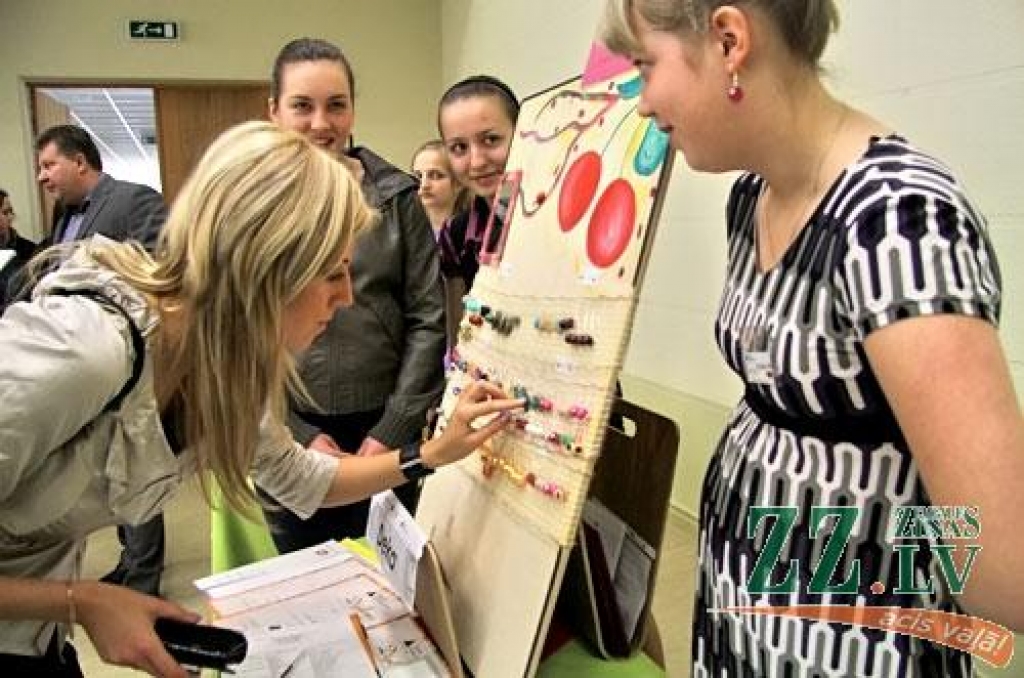 Pasākumā «Mazais biznesmenis» prasmes ražot un piedāvāt savu produkciju demonstrēja 24 labākās pamatskolēnu mācību firmas no Jelgavas Spīdolas ģimnāzijas, Īslīces, Iecavas, Rīgas Juglas, Mārupes un Kuldīgas centra vidusskolām, un Garozas pamatskolas. Jaunie uzņēmēji piedāvāja dažādus aksesuārus un rotas lietas, vaska sveces, relaksējošas bumbiņas, aromātiskus maisiņus, magnētus un interjera priekšmetus, kā arī pakalpojumus – diskotēku rīkošanu, pirmsskolas vecuma bērnu apmācīšanu, auklīšu pakalpojumus un citus.
Autors: www.zz.lv