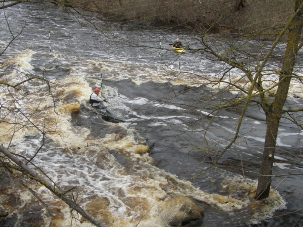 Iecavas upes trasi izmēģina airētāji Uldis un Mārcis Laidiņi. 
Autors: airesanasslaloms.lv