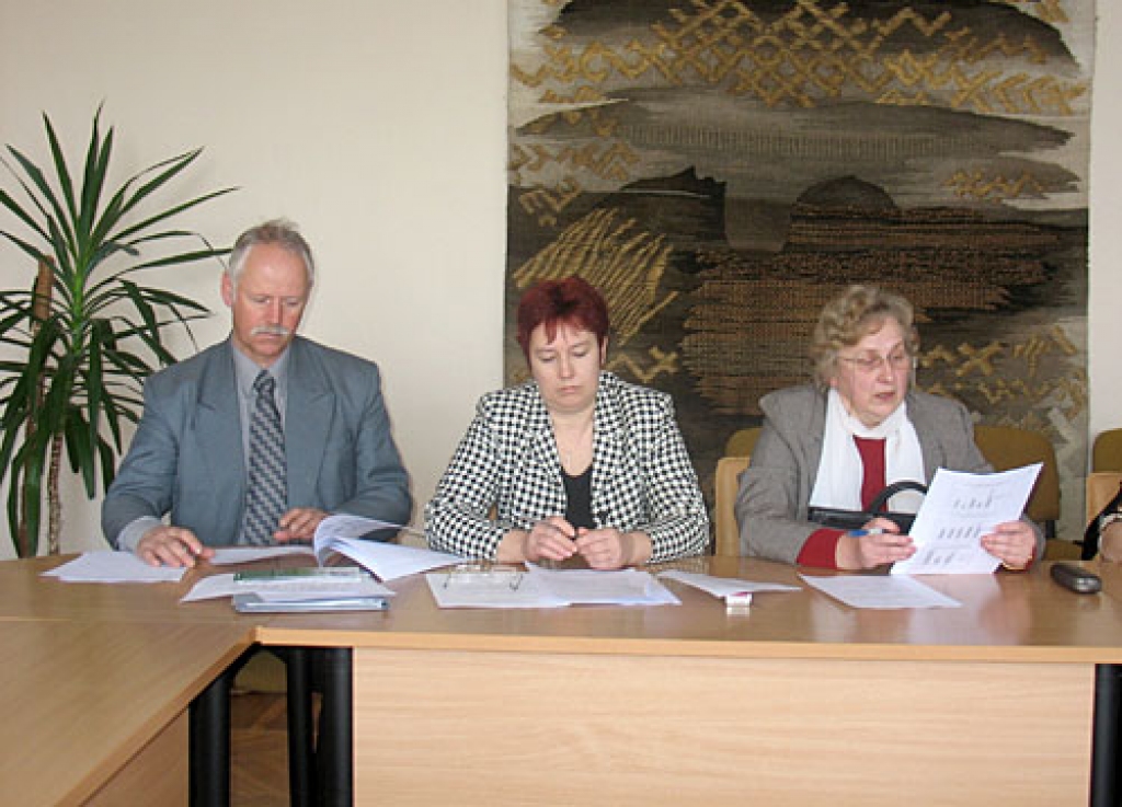 Par izglītības iestādēm Mežotnes pagastā darba grupā informēja pagasta pārvaldnieks Olģerts Līkais, Mežotnes pamatskolas direktore Daina Lapkovska (otrā no labās) un Mežotnes internātvidusskolas direktore Sarmīte Ulnicāne.
Autors: Vilnis Auzāns