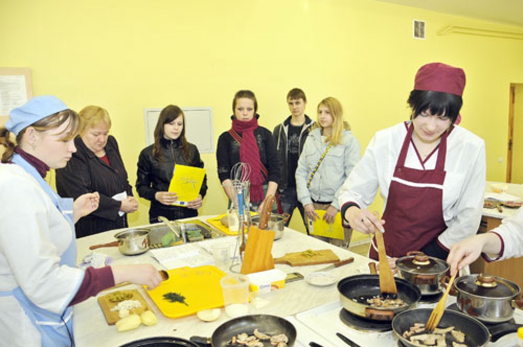 Saulaines profesionālajā vidusskolā viena no iecienītākajām ir ēdināšanas pakalpojumu specialitāte. 
Autors: Ivars Bogdanovs