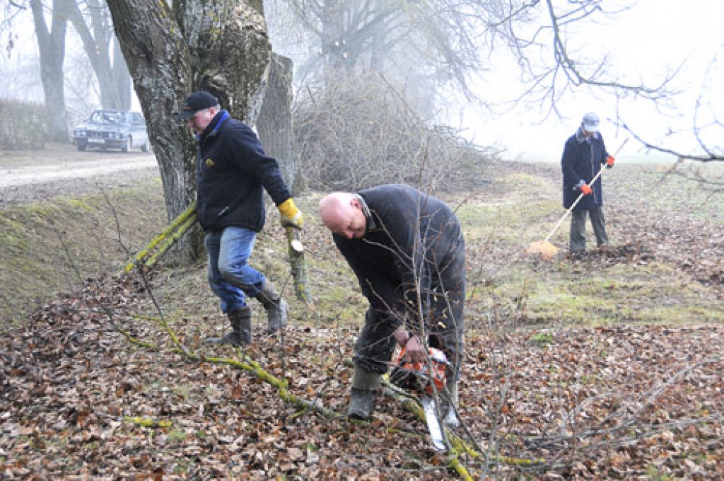 Lai sakoptu apkārtni, obligāti nav jāgaida 24. aprīlis. Brunavas pagasta Mežgaļu pamatskolas apkārtnes sakopšana jau sākta. Pašlaik to veic tā saucamie «simtlatnieki». 
Autors: Ivars Bogdanovs